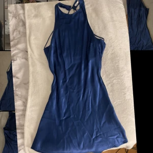 Blå klänning💙 - Säljer denna klänning med en snygg ryggdetalj då den inte kommer till användning längre. Köpt för ca ett år sedan och använd endast en gång! Skriv för bilder när den sitter på och mått🤍 Nypris: 400