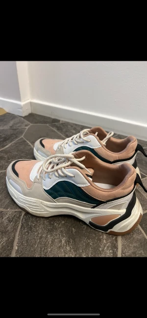 Snygga sneakers  - Använda 1 gång. Inga anmärkningar jätte fina & sköna. Pull & bear 