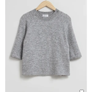 Stickad tröja - Jättefin stickad t-shirts från other storys, den är i mycket bra stick och använd 2 gånger💕