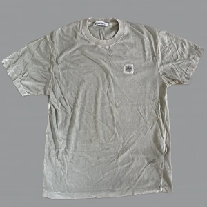 Stone Island T Shirt - Grön Stone Island T Shirt i använt skick. Skriv t mig privat om du har frågor 🤝 Säljer för detta pris då plagget är använt och för att jag vill bli av med den 👍🏻