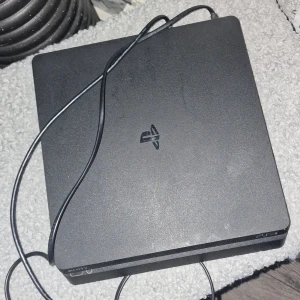 Ps 4 - Säljer ps 4 den är inte använt så mycket såm ny