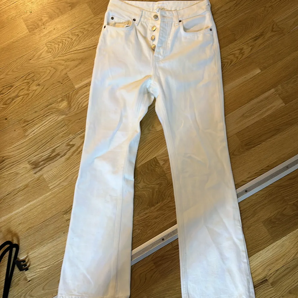 Helt oanvända flare jeans från H&M köptes i somras. Kan sänka priset.. Jeans & Byxor.