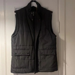 Väst - En superskön och snygg väst! Mjuk och varm! Inte använd många gånger!