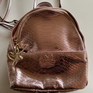 Ryggsäck VS - Ryggsäck från Victorias Secret Ca 20x20 cm Köpt i butiken i Göteborg Nypris 800 kr 