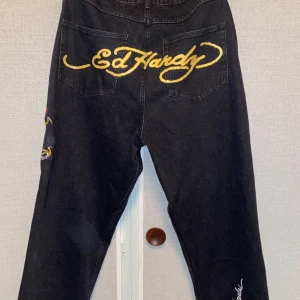 Ed hardy jeans - Säljer dessa edhardy jeans från zalando. De kostar 1500 nya. Har kvitto och säljer eftersom de är lite stora och inte går att returnera.