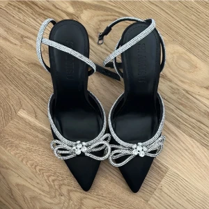 klackar - säljer dessa fina skorna , endast testade så i nyskick. strl 40