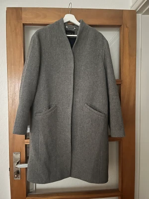 Ulljacka  - Strl 42  Jag är 36 annars och den sitter snyggt på mig.  Dock väldigt varm. 