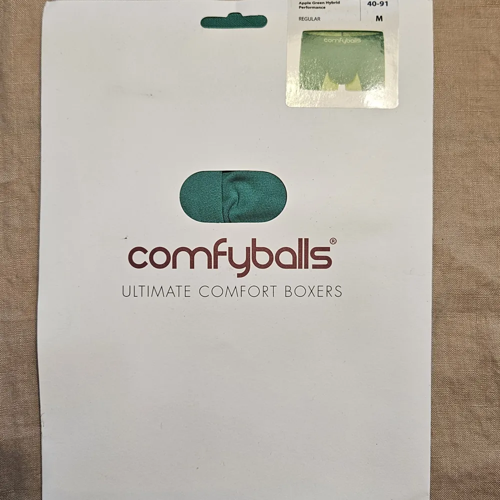 Oöppnad förpackning  med ett par gröna kalsonger av märket Comfyballs i storlek Medium.  Flera par köptes i fel storlek, till min kille, därför jag säljer dom.  Kanske en bra julklapp?😊. Övrigt.