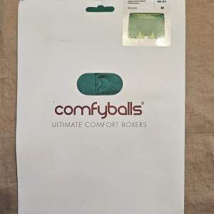 Oöppnad förpackning  med ett par gröna kalsonger av märket Comfyballs i storlek Medium.  Flera par köptes i fel storlek, till min kille, därför jag säljer dom.  Kanske en bra julklapp?😊