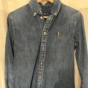 Skjorta  - Damskjorta i storlek XS. Använd i endast ett fåtal gånger, därav i nyskick. 