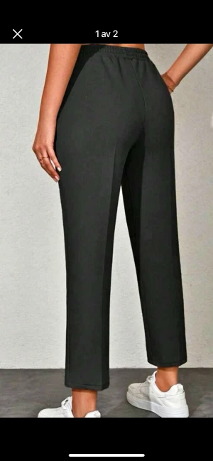 Byxor med snörning  - Svarta byxor med snörning i mjukismaterial, extremt sköna!  Pris 100kr  Djurfritt och rökfritt hem. 