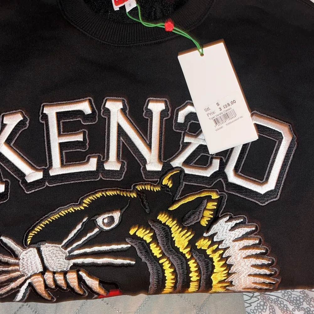 Helt oanvänd kenzo tröja köpt på NK, Nypris 3499, mitt pris 2000.. Tröjor & Koftor.