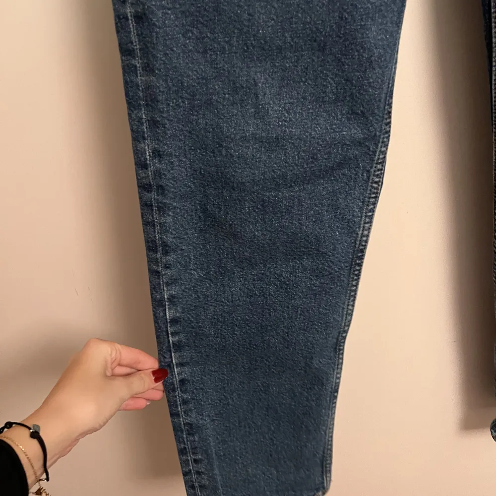 Super snygg jeans i mörk tvätt, raka med och medel låg midja   Köpta för 1500kr, helt oanvända, prislapp kvar . Jeans & Byxor.
