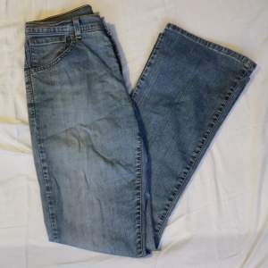 Ljusblåa bootcut jeans. Jeansen har små slitningar längst ner men är annars i gott skick. Står ingen storlek. Skriv privat vid frågor eller fler bilder. Jag diskuterar gärna pris 😉 Mått rakt över: 36cm Innerbenslängd: 79cm 