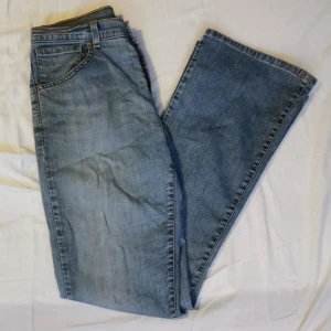 Bootcut jeans - Ljusblåa bootcut jeans. Jeansen har små slitningar längst ner men är annars i gott skick. Står ingen storlek. Skriv privat vid frågor eller fler bilder. Jag diskuterar gärna pris 😉 Mått rakt över: 36cm Innerbenslängd: 79cm 