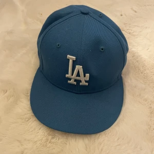 Cool keps - Säljer två snygga kepsar! (Säljer en likadan i korallröd också) Nästintill oanvänd! Använd gärna ” köp nu ” knappen💕