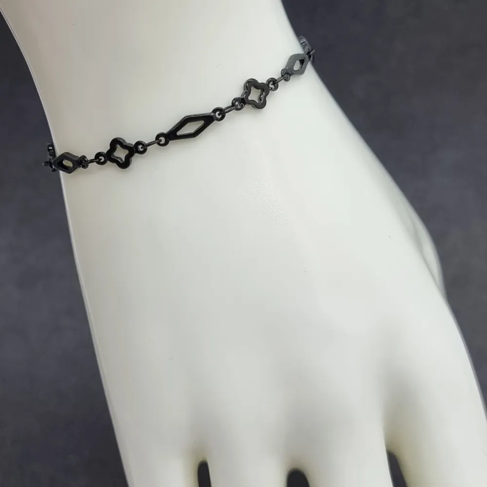 Unik handgjort armband 🖤Material-kedja-zinklegeringar. Längd: 17cm. 120kr. Accessoarer.