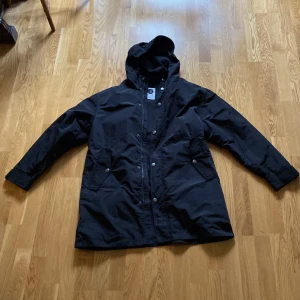 Polar skate jacka  - Jacka i nyskick från polar skate. Använd lite förra vintern. Storlek s. 