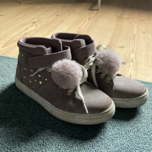 Skor❤️ vill bli av med - Fina skor lite slitna ifram som ni kan se på sista bilden köpta för 300kr