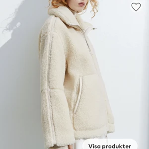 Teddy jacka - Säljer denna fina, nyinköpta teddy jackan, som dessutom är slutsåld. Den är i storlek L men skulle beskriva den som en lite mer oversize M. Säljer pga den inte kommer till användning. Den är somsagt i väldigt bra skick☺️