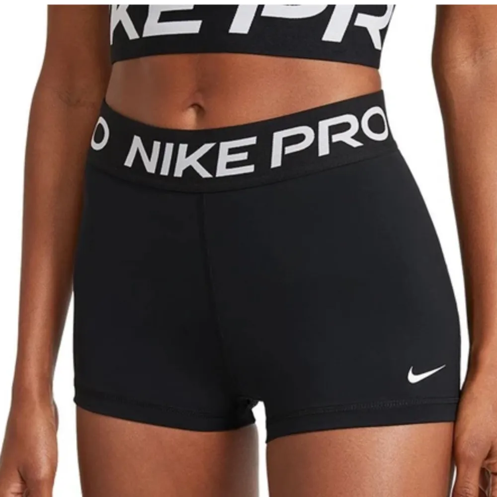 Säljer nu mina Nike pro shorts då dom inte används längre, endast använda 3 gånger💘 Nypris 449kr. Shorts.