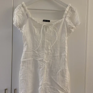 Klänning S - Vit kort klänning från shein, storlek S, men passar pga sin korta längd bättre Xs.