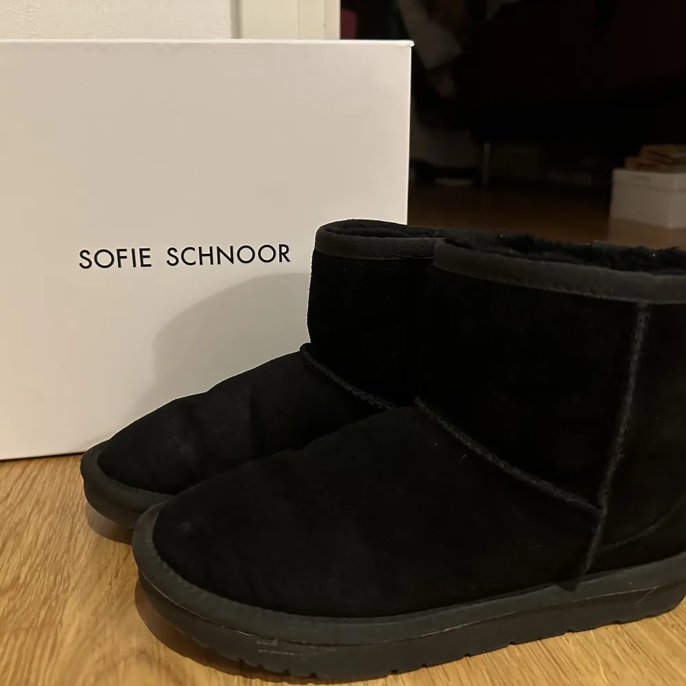 Uggs liknande skor, köpta från boozt, märke Sofie Schnoor. Köptes förra året för 999kr, i använt men ganska bra skick och säljs då de är för små. Stl 37, boxen medföljer. Pris kan diskuteras vid snabb affär, gratis frakt. Skriv vid frågor!. Skor.
