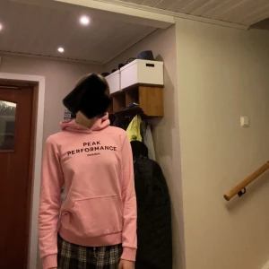 Rosa Peak Performance Hoodie  - En äkta rosa Peak Performance hoodie💕Använd ca 2 gånger och är felfri. Strl. 160 men kan användas som XXS/XS. Beror på hur du vill att den ska sitta☺️Gammal Hoodie så denna modellen/trycket finns inte längre🙌🏼