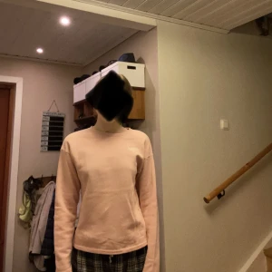 Rosa sweatshirt - En ljusrosa sweatshirt/tröja från h&m!💕Använd ca 3 gånger och har inga fel. Strl. 158/164 men kan också vara en XS beroende på hur man vill att den ska sitta🙌🏼