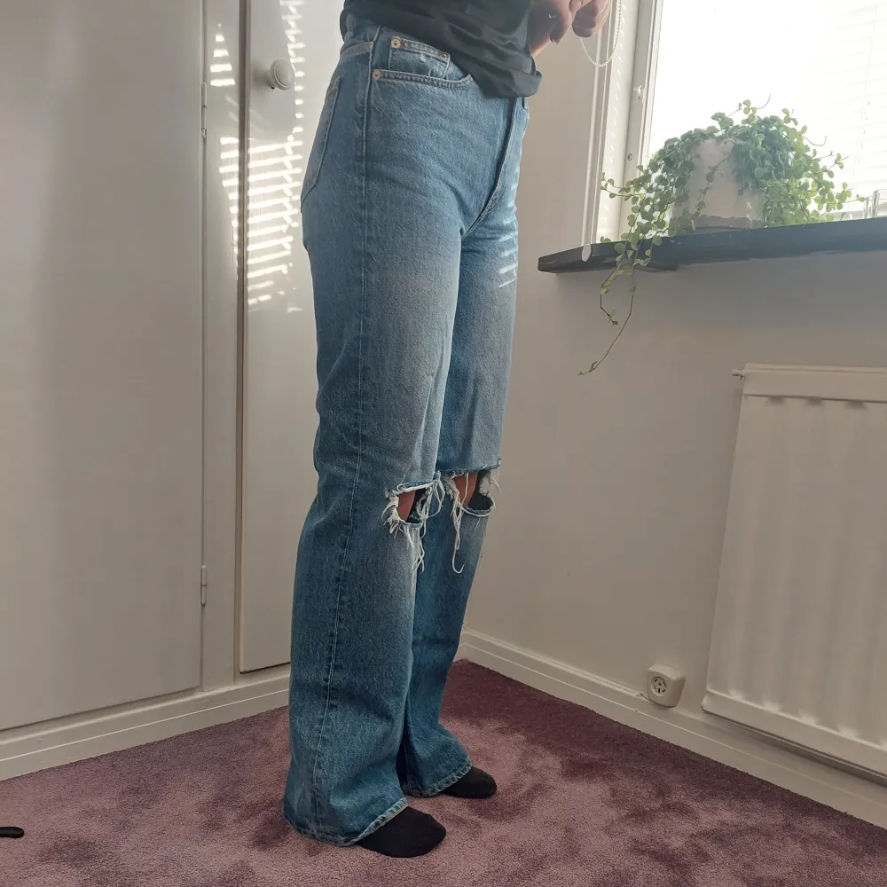 Säljer dessa snygga håliga jeans i väldigt fint skick! Använda fåtal gånger och är som nya!!😇 I storlek Xs men skulle säga att de passar en S också.  Det är bara att höra av sig om man  har frågor!!💝. Jeans & Byxor.