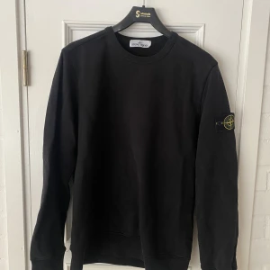 Stone Island sweatshirt - Säljer en Stone Island tjocktröja i storlek L. Tröjan i sig är i mycket bra skick, nypris 2900. Bara att höra av sig vid frågor eller funderingar!