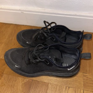 Nike air Max sneaker - Dam Stl EUR 41 ganska liten i storlek. Obetydligt använda.