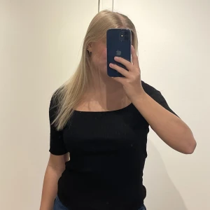 Tröja HM - En svart-tröja från hm! Den är ribbstickad med boxig urringning 🖤