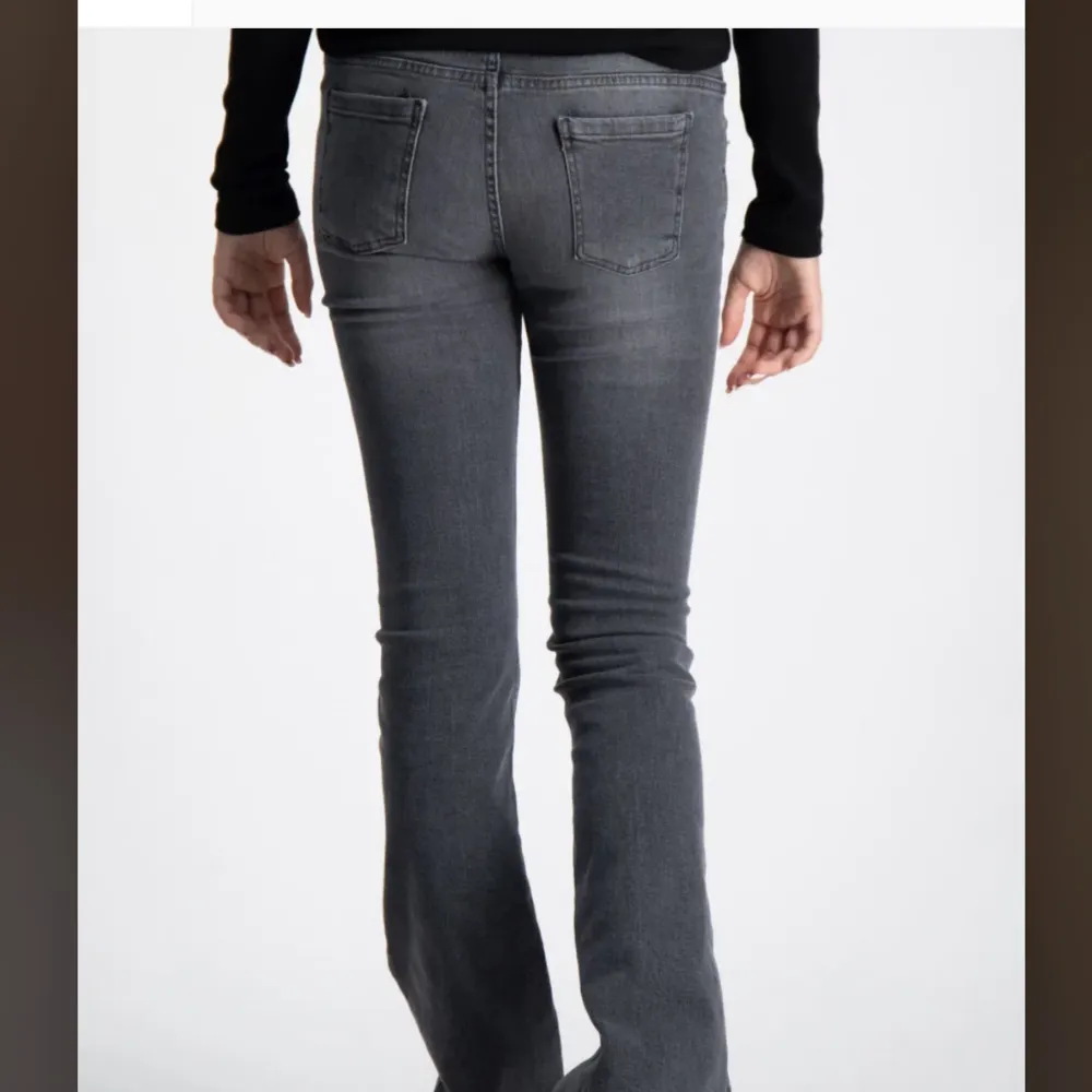 Så snygga lågmidjade jeans, sömmen nere vid fötterna är nerspätt då dom var lite för korta på mig sol är 170, men passar nu.💞💞. Jeans & Byxor.