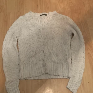 Koftor - Säljer 3 koftor för 150kr annars 80kr styck. 1:a koftan är stl L från pahladium. 2:a koftan är i stl S från lager 157. 3:e koftan är i stl M från ginatrcot