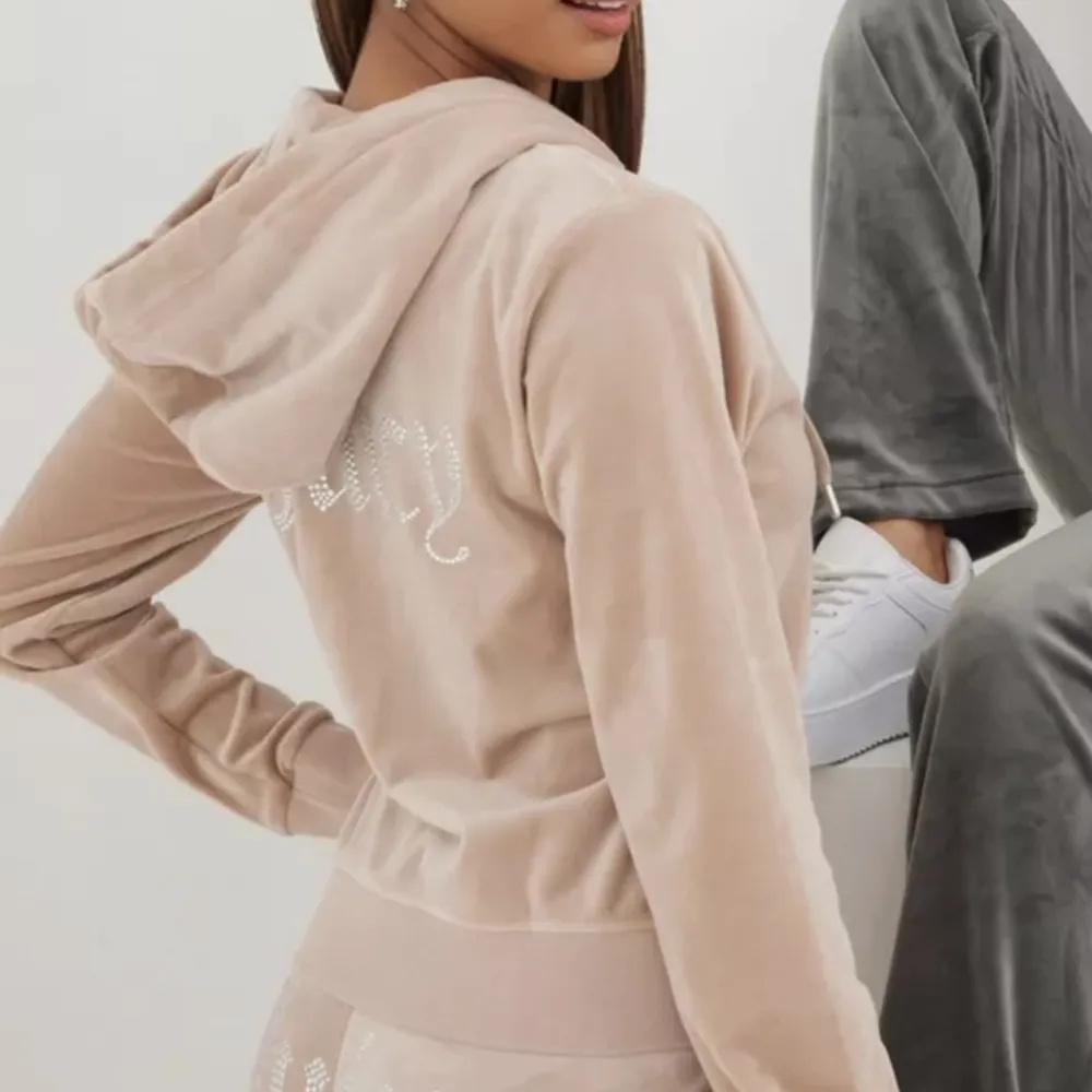 Jättefint juicy couture hoodie som  inte kommer till användning längre. Första bilden är samma modell men inte exakt samma färg då jag köpte denna för över 1 år sedan. Strlk M men passar även S. Använd men i mycket gott skick. Säljer för 300. Hoodies.