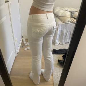 Skitsnygga lågmidjade vita byxor/jeans med riktigt coola fickor från HM. Mer bootcut än vad som framgår på bilderna! Storlek 34 men passar en 32 också, inga defekter och i superbra skick!