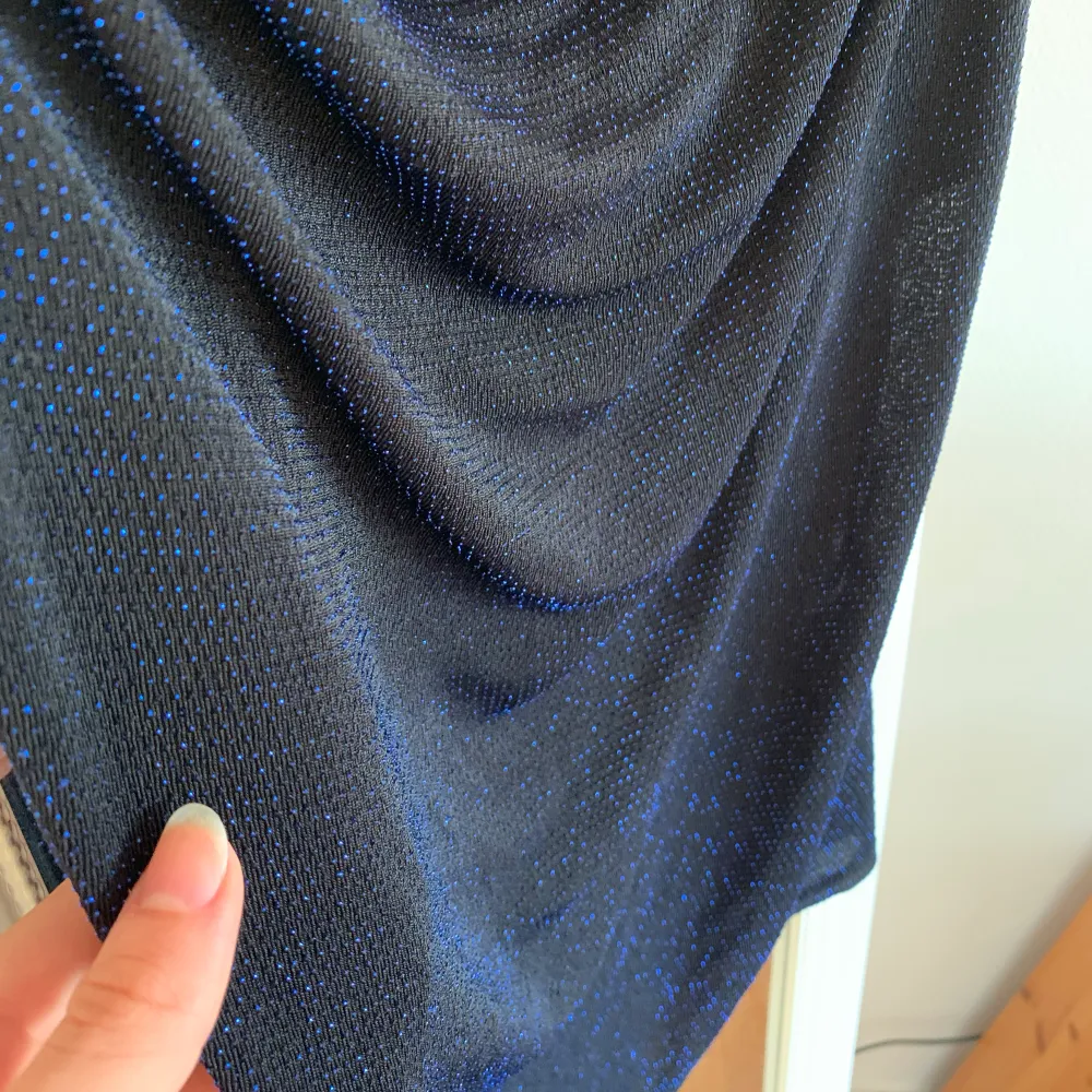 Blå/svart glittrigt cowlneck linne från Sisters Point i storlek S. Toppen är oanvänd med lappen kvar. Toppar.