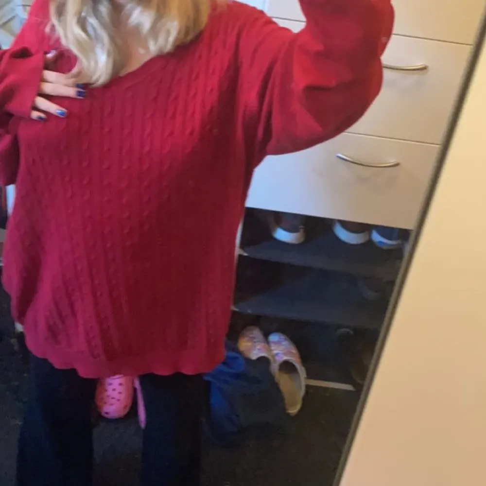 Säljer denna oversized röda sweatern då den tyvärr inte kommer till användning då jag fått en liknande, den är SÅÅÅ skön och är i bra skick! Storlek XL, ja den är oversized somsagt.. Tröjor & Koftor.