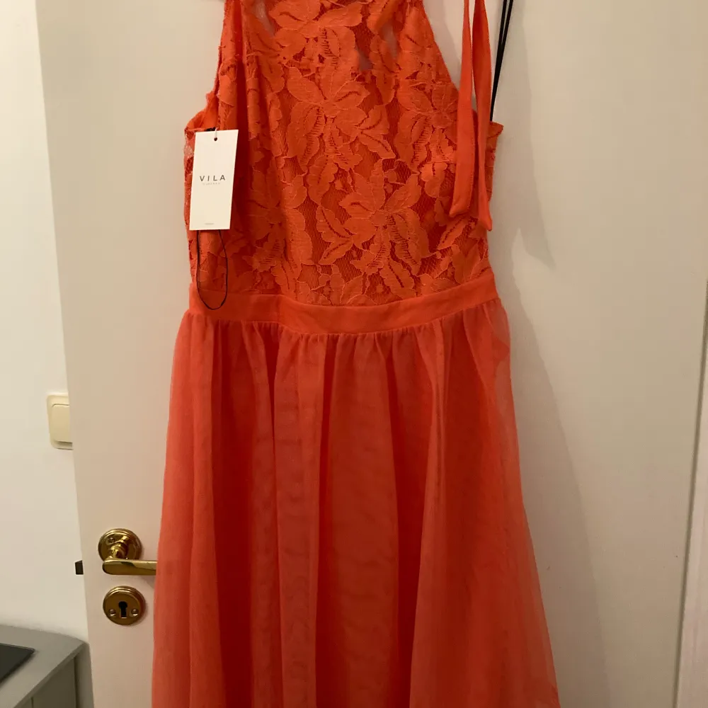 Ny orange klänning från Vila i strl 38. Nypris: 499kr  . Klänningar.