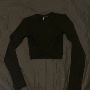 Glitter tröja - Säljer denna superfina glitter tröjan då den inte används, väldigt bra skick då den endast är använd 1 gång, köpte för 250 och säljer nu för 150🤍 skriv för mer info🫶🏻