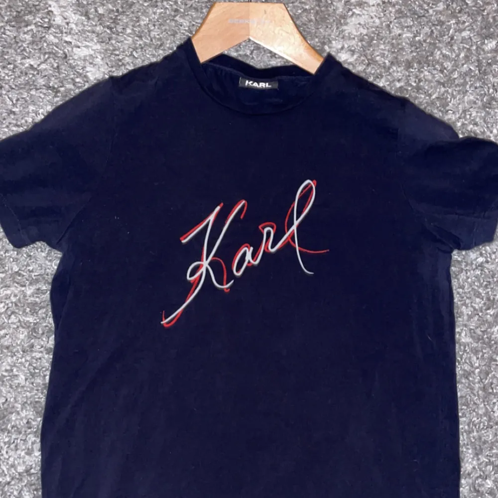 Karl Lagerfeld T-Shirt i jättefint skick! Inga defekter alls. Storlek S!😄 Hör av er vid frågor!. T-shirts.
