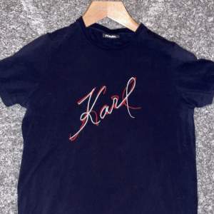 Karl Lagerfeld T-Shirt i jättefint skick! Inga defekter alls. Storlek S!😄 Hör av er vid frågor!