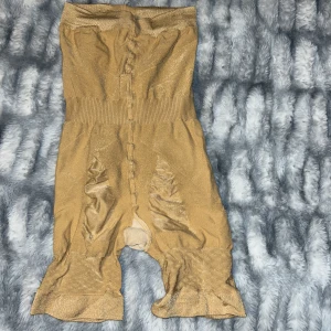 Shorts - Speciella shorts som drar in magen, helt nya o aldrig använt dom. Storlek S men passar även M!