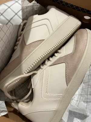 Helt nya skor - Oanvända sneakers från nelly. Väldigt fin!