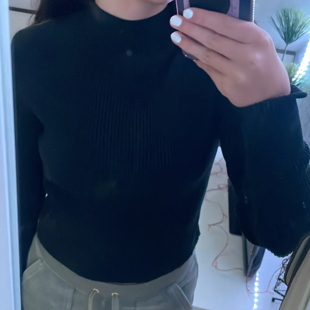 jätte snygg svart tröja med öppen rygg💕turtleneck, aldrig använd! det går att knyta så att hålen blir större och mindre💕 180kr+frakt❤️. Blusar.