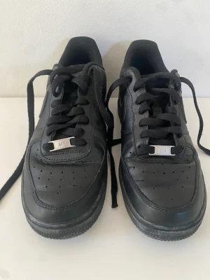 Airforce 1 - Använd några gånger. Är i strl 39 Har några vita fläcka men det kanske går bort med medel eller färg. I min åsikt så är de hyfsat bra kvalitet fortfarande.  Har liksom inga tydliga brister när man har på sig dom. Har ingen lukt