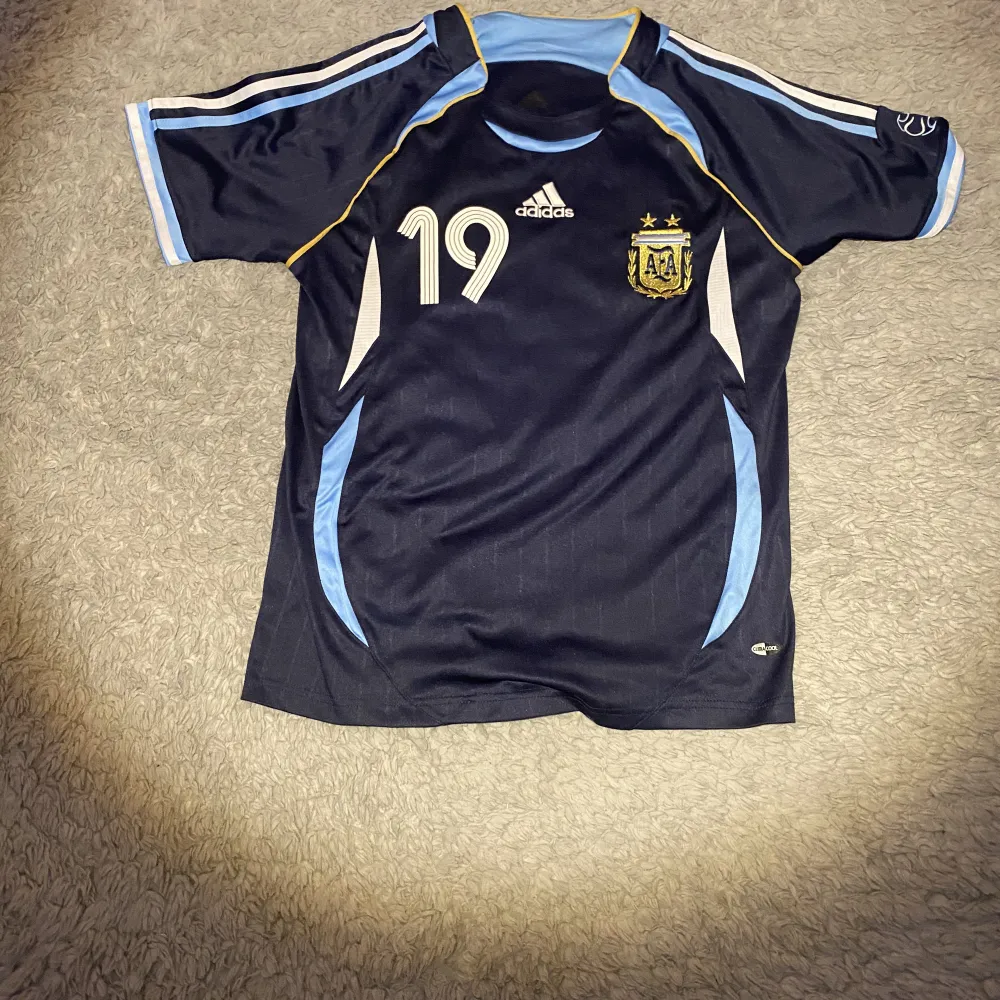 2006 Argentina vm borta ställ. Kitet är väldigt ikoniskt. Det var nät Messi hade nummer 19 och hans första vm. Tröjan är knappat andvänd och väldigt svår att få tag på. Ifall du har frågor eller vill ha extra bilder är det bara att skriva privat.. T-shirts.