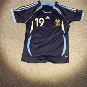 2006 Argentina vm borta ställ. Kitet är väldigt ikoniskt. Det var nät Messi hade nummer 19 och hans första vm. Tröjan är knappat andvänd och väldigt svår att få tag på. Ifall du har frågor eller vill ha extra bilder är det bara att skriva privat.
