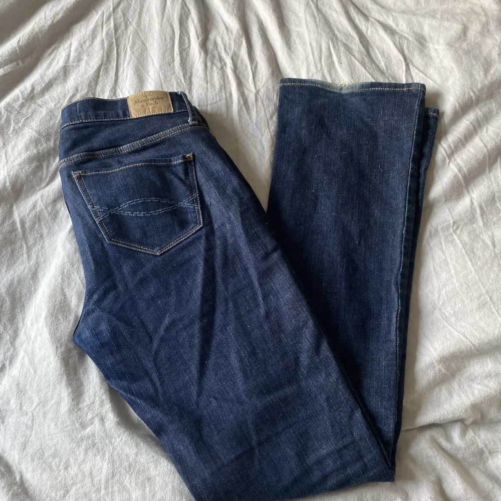 Mörkblå lågmidjade jeans med snygga detaljer på fickorna. Midjemått 39 cm rakt över. Innerbenslängd 80 cm. Jag är 163 cm på bilderna. Kan skicka bilder privat. . Jeans & Byxor.
